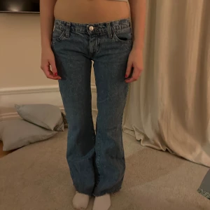 Jätte fina unika jeans - Säljer dessa super fina unika jeans köpta för 700 kr i paris. Säljer för 550 kr. Dom är lågmidhade och bootcut. Pris går även att diskuteras. 