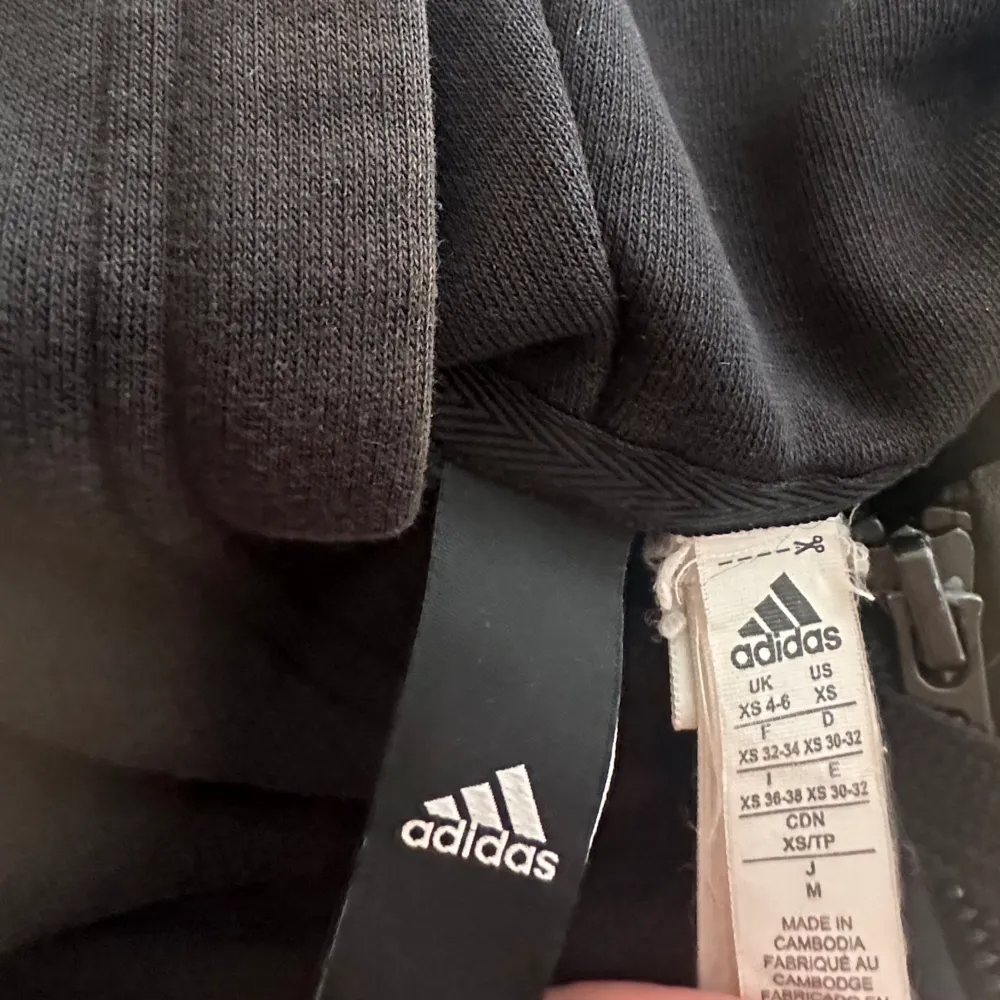 Jätte fin adidas kofta🖤 använt ett par gånger 🖤skriv privat för frågor . Tröjor & Koftor.