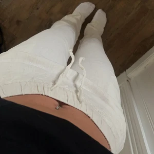 Linnebyxor - Ljus beiga linnebyxor ifrån Spanien, jätte fint skick! Skriv för fler bilder🤍 stl xs, L32