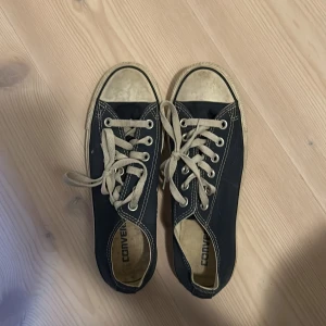 Converse blåa strl 38 - Hej, säljer ett par blåa converse i storlek 38