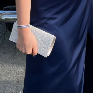 Clutch - Jättefin kuvertväska men löstagbar kedja, så kan användas både som clutch och väska. Väskan är endast använd en kväll, så den är som gott som ny!