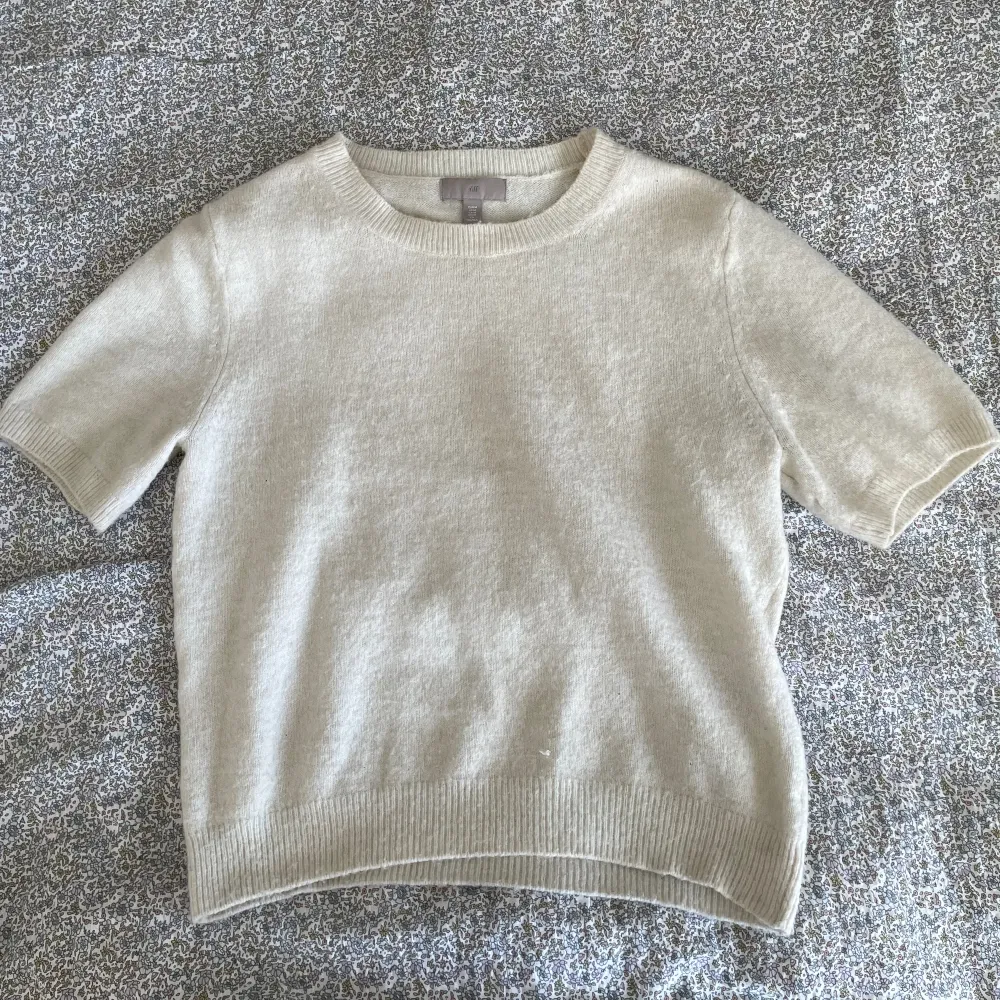 Superfin beige stickad T-shirt som inte kommer till användning💕💕 använd gärna köp nu!💖. T-shirts.