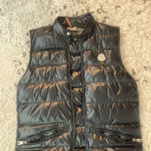 Moncler väst  - Bra att har på sig under sommaren jätte fin har använts ett par gånger.Den är stor i storleken den kan passa M som S också.Finns Scan på västen kom pm för mer info. Pris kan diskuteras vid snabbköp 