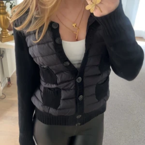 Moncler cardigan - Intressekoll på min moncler cardigan. Den är i perfekt skick och den är i storlek M men passar S/XS. Jag brukar ha XS/S och den passar mig perfekt!🥰🥰kan mötas upp i stockholm, skriv om ni har frågor💖