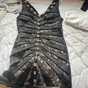 Festklänning - Köpte klänningen för 3000kr för 2 år och den är toppskick då den endast användes 4 gånger och alla diamanter sitter kvar inget har ramlat och materialet är väldigt bra och kvalitet på den är perfekt. Priset kan diskuteras.