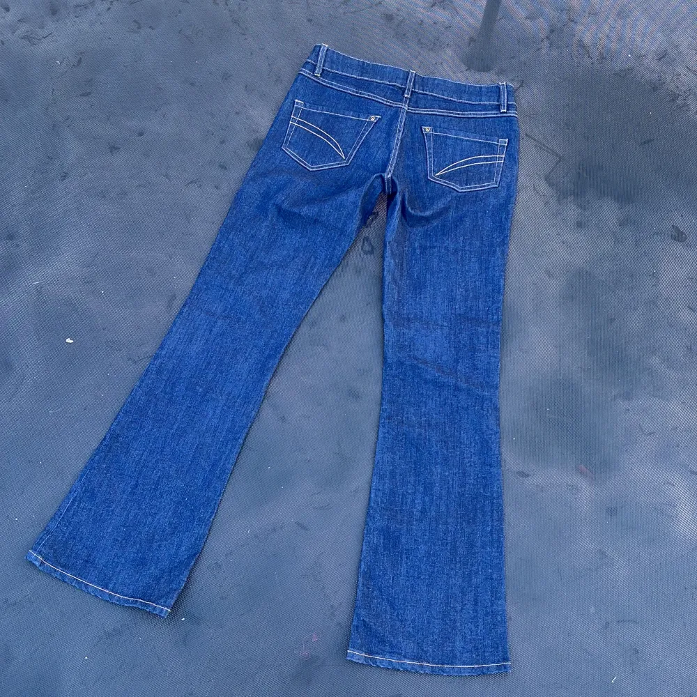 snygga vintage lågmidjade bootcut jeans! fotade i dagsljus. midjemått: 78 cm + stretch || innerbenslängd: ca 78,5 cm ⭐️. Jeans & Byxor.