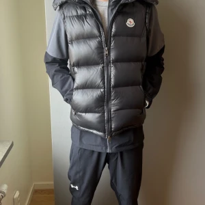 Moncler väst - Storlek: S passar M  Hej! Jag säljer nu min Moncler väst för att värmen börjar komma. Den är perfekt för tidig vår och höst. Priset är inte hugget i sten kan diskuteras vid en snabb affär. Köpt På plick men den va äkta enligt monclers butik.Mvh Leon😁