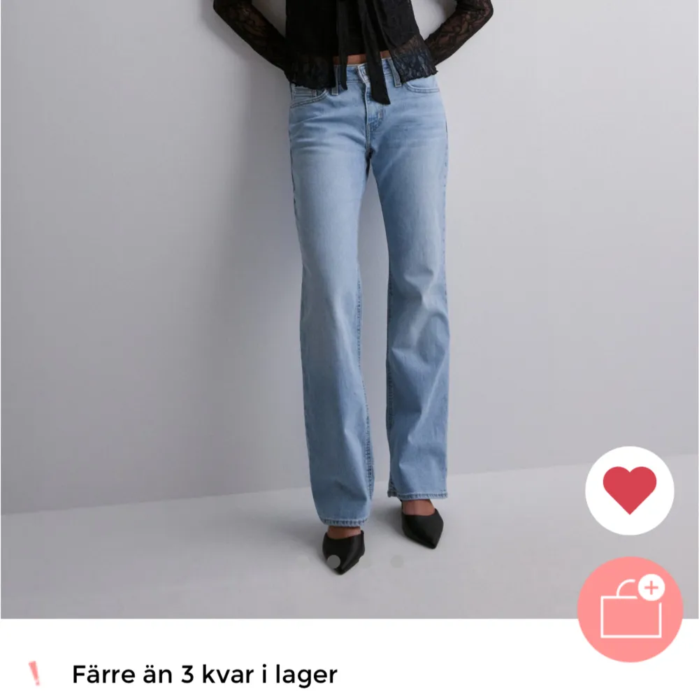 säljer dessa jeansen då de är för korta för mig som är 165 och vill gärna köpa ett par nya🤍 Är öppen för att byta till längd 31/32!! de är i storlek 25/30. Jeans & Byxor.