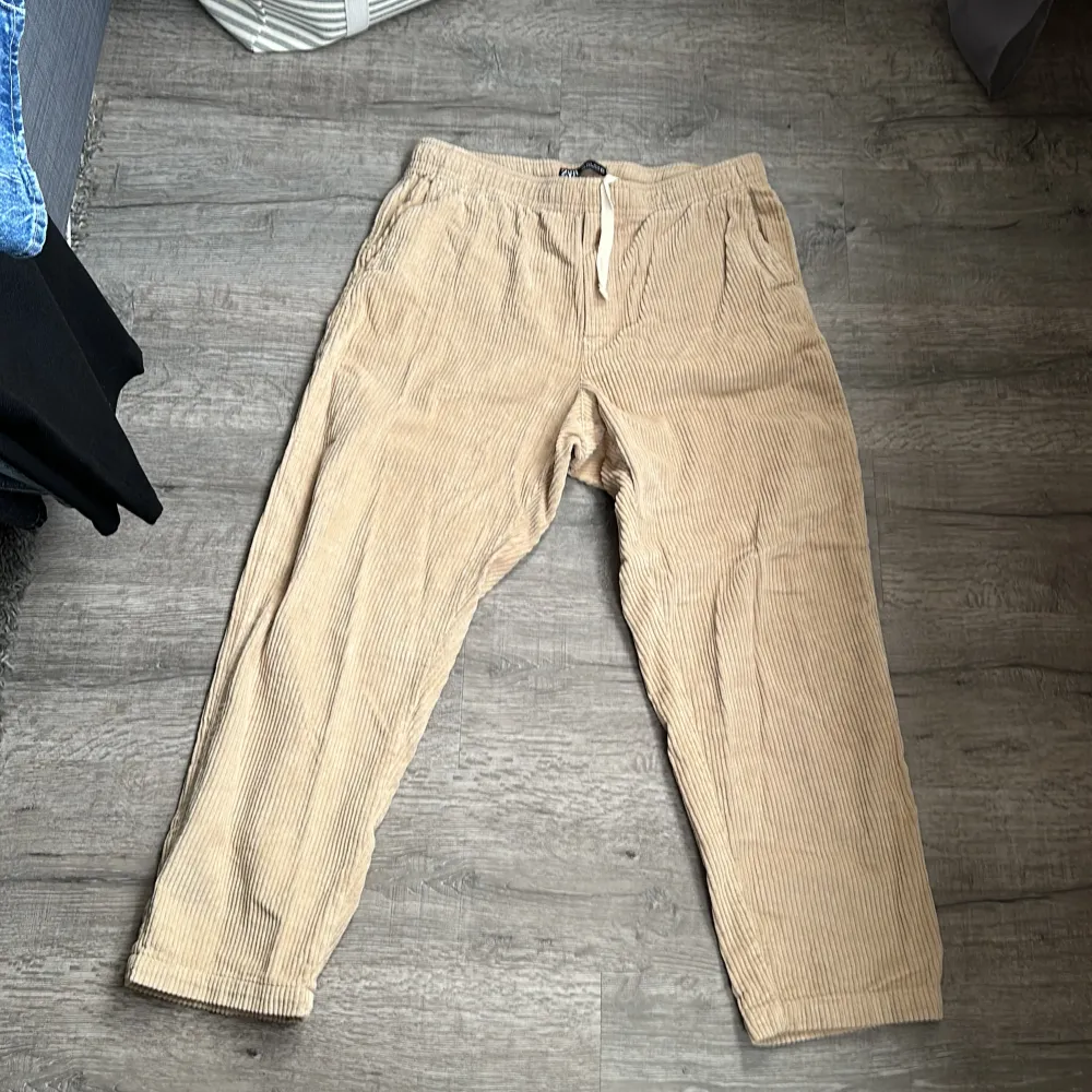 Bra skick.  Storlek 32, lite lite kortare i längden än vanliga byxor men inget jätte märkvärdigt.. Jeans & Byxor.