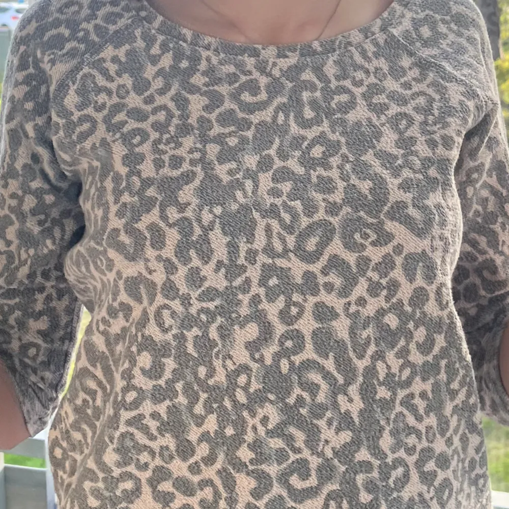 Snygg topp tröja med leopard mönster som inte används längre . Toppar.