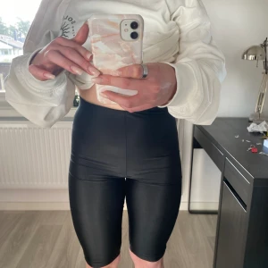 Cykelbyxor i glansigt material - Nytt skick 