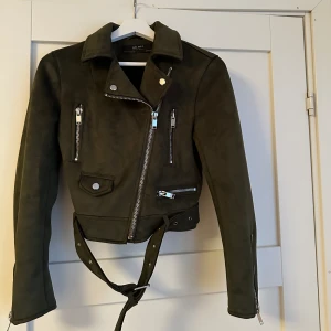 Jacka  - Grön jacka i storlek XS. Använd få gånger. I bra skick. 