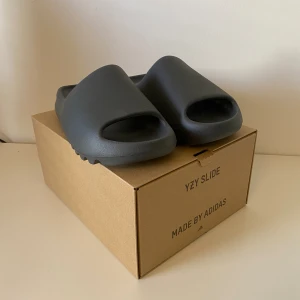 Yeezy slides granit  - Säljer yeezy slides granit i storlek 43. Helt oanvända, har digitalt kvitto. Skicka för fler bilder och info.
