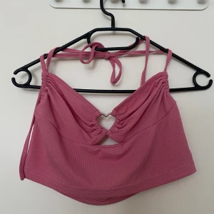 Topp - En gullig topp från SHEIN i storlek M. Knyte runt halsen.