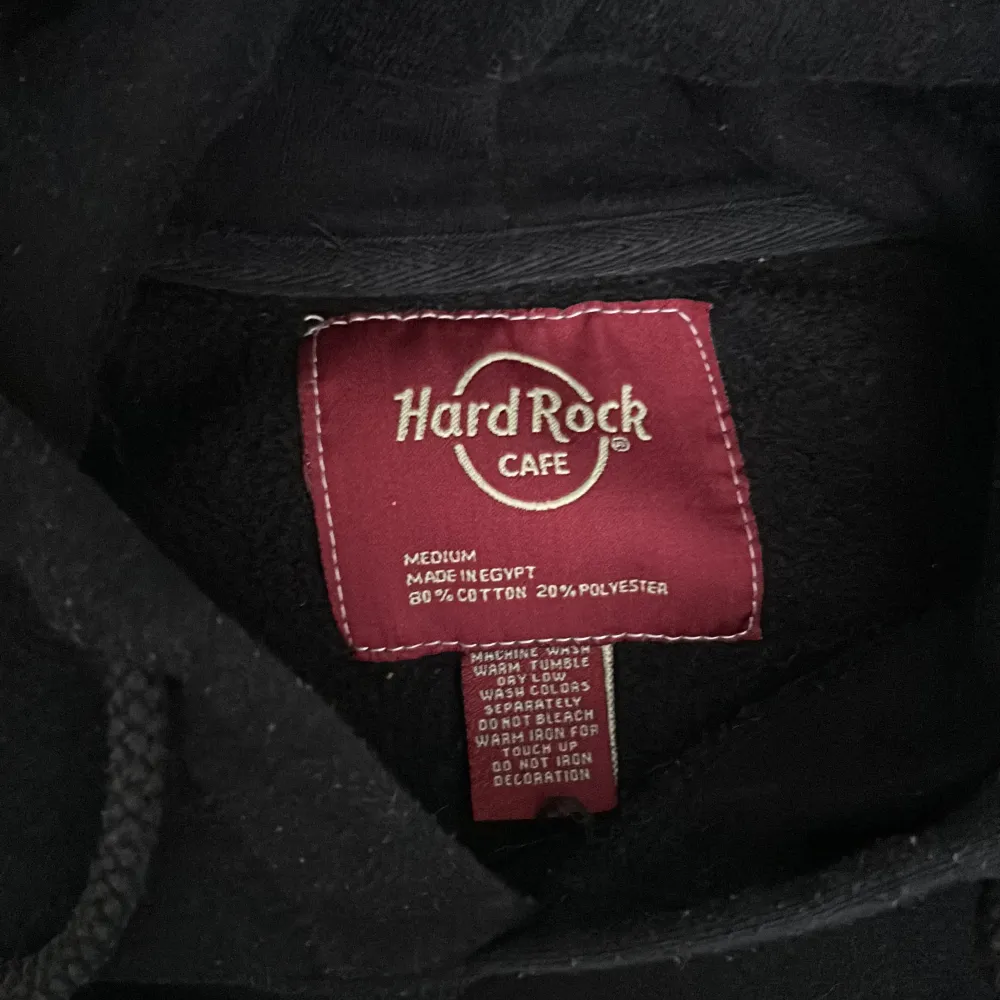 En Hoodie från finlands hard rock café. Använd lite länge. Köptes i 2023. Passar som S. Sällsynt nu eftersom det stängdes ner. Skriv privat om info, bilder eller prisändring!. Hoodies.