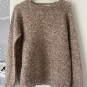 Stickad tröja - Säljer denna fina brun/beige tröja som tyvärr inte kommer till användning 