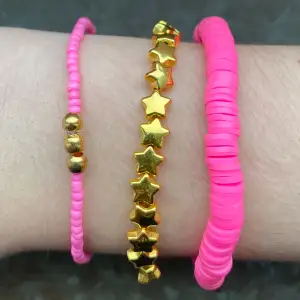 Alla för 50kr eller… Rosa claybeads armbandet för 30kr, rosa armbandet med guldkulor för 20kr och armbandet med guldstjärnor för 15kr. Skicka ett sms innan du köper, använd endast ”köp nu” 💘