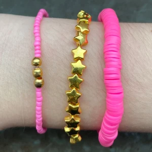 Stjärnfallsset i rosa - Alla för 50kr eller… Rosa claybeads armbandet för 30kr, rosa armbandet med guldkulor för 20kr och armbandet med guldstjärnor för 15kr. Skicka ett sms innan du köper, använd endast ”köp nu” 💘