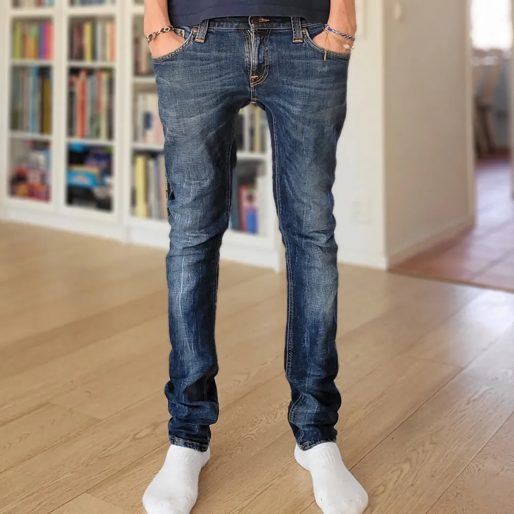 Extremt feta nudie jeans i den perfekta färgen! Inga skador! Modellen är 185, storlek W30L32. Jeans & Byxor.