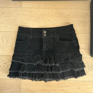 Jeanskjol med volanger - Superfin och unik kjol med volanger. Materialet är manchesters vilket gör den ännu mer unik! Pris kan diskuteras💞storleken är 36 men jag skulle säga att den är 34!