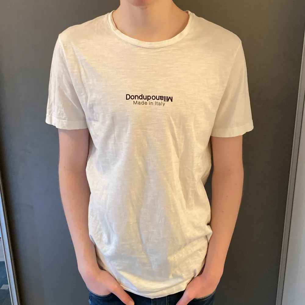 Säljer nu denna asfeta Dondup T-shirt i ett gott skick! Storleken är L men kan passa M med! Säljer nu för endast 349kr✅ hör av dig vid minsta lilla fundering 😊✅. T-shirts.