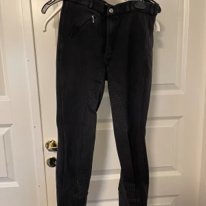 Svarta ridbyxor  - Svarta ridbyxor från horze. Använda men i fint skick 