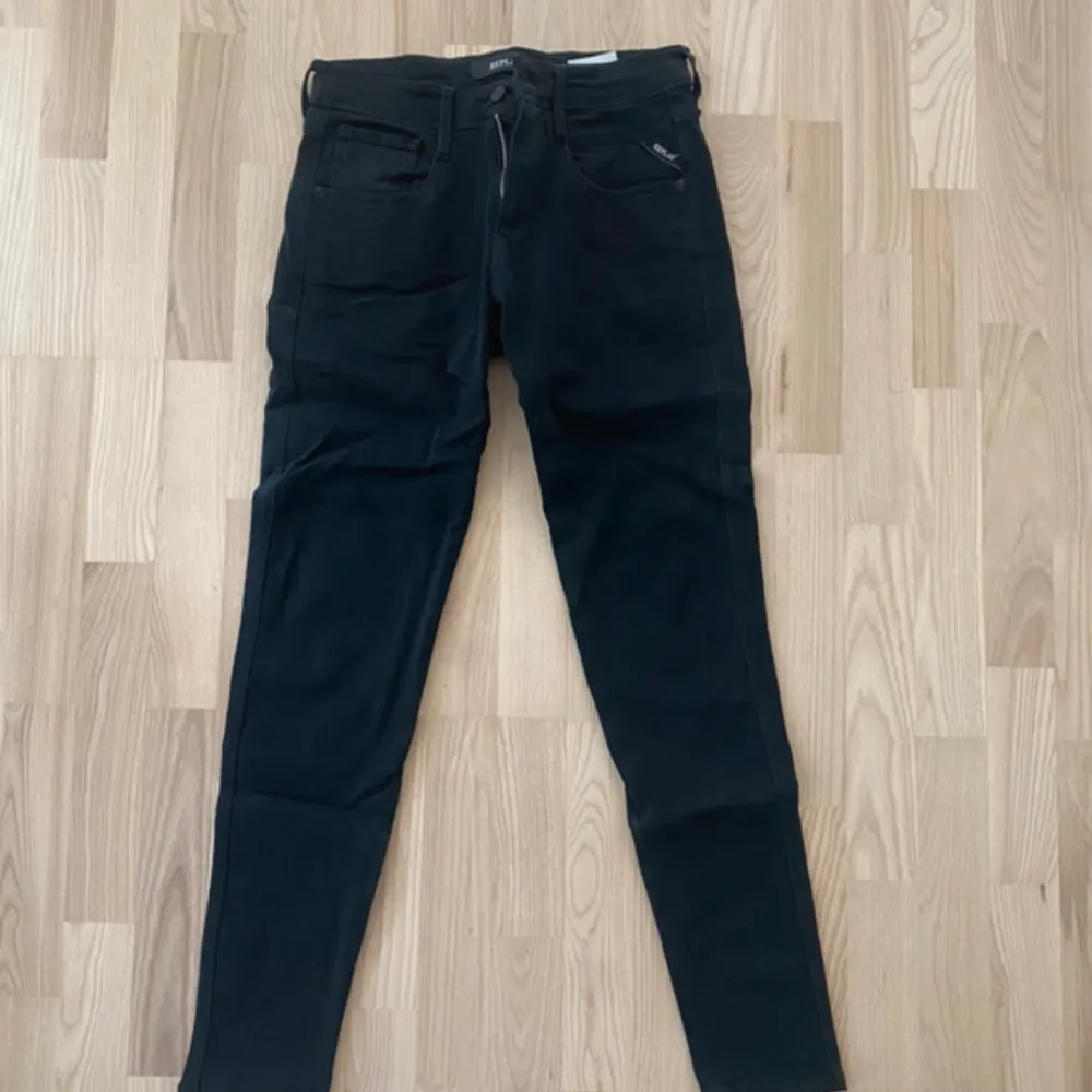 Säljer dessa trendiga replay anbass jeans i storlek 29:32!🔥 Skick-8,5/10 Nypris-1600 Mitt pris-550💸🙌 Tvecka inte om att ställa frågor!🤝. Jeans & Byxor.