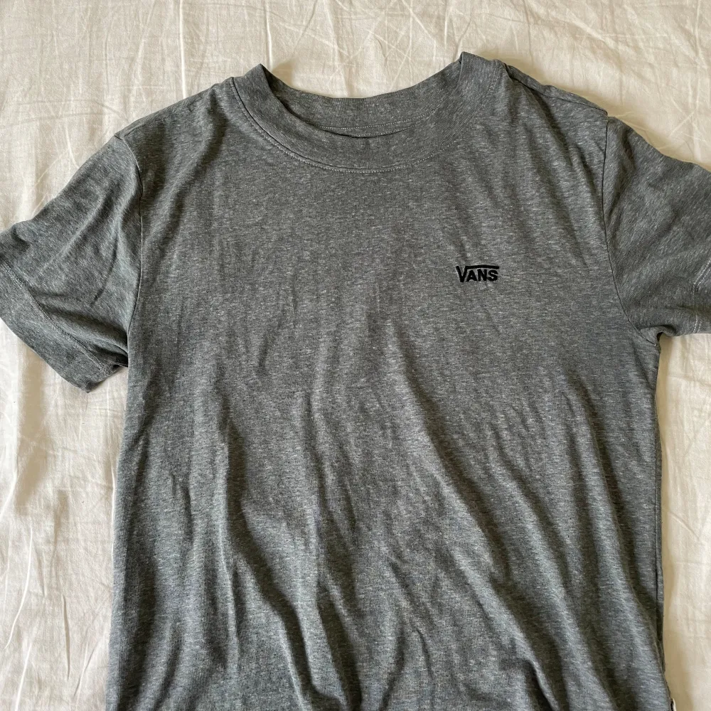 En grå t-shirt från vans, använd några gånger men märks inte als, passar även M! :). T-shirts.