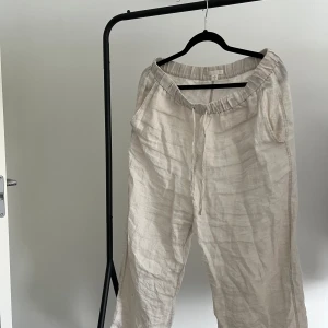 Arket Linnebyxor - Hej, Säljer dessa linnebyxor från Arket då jag inte använder dessa längre. Sjukt snygg passform o känsla för varma o svala sommarkvällar.  Liiiten skada inne i höger ficka som jag lagat med säkerhetsnål. Utöver detta skick som nytt! Storlek M!