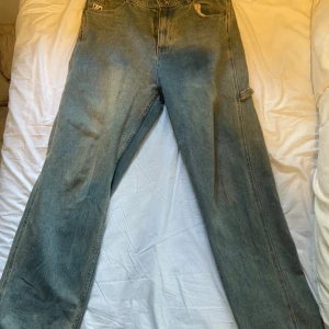 Karl Kani Jeans - Bra skick, Karl kani jeans. (Ej fläckar på bilden utan min skugga😁) Storlek L och passar perfekt till skaterstil. Köpta för 900kr på Zalando. Inte använt mycket