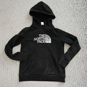 The North Face Hoodie  - Använd hoodie för billigt pris, inte så mycket att säga😁