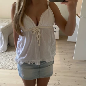 Vitt odd molly linne - Säljer detta så söta odd molly linnet. Lite skrynkligt men går lätt att stryka, annars jättefint skick. Storlek 2, alltså m!