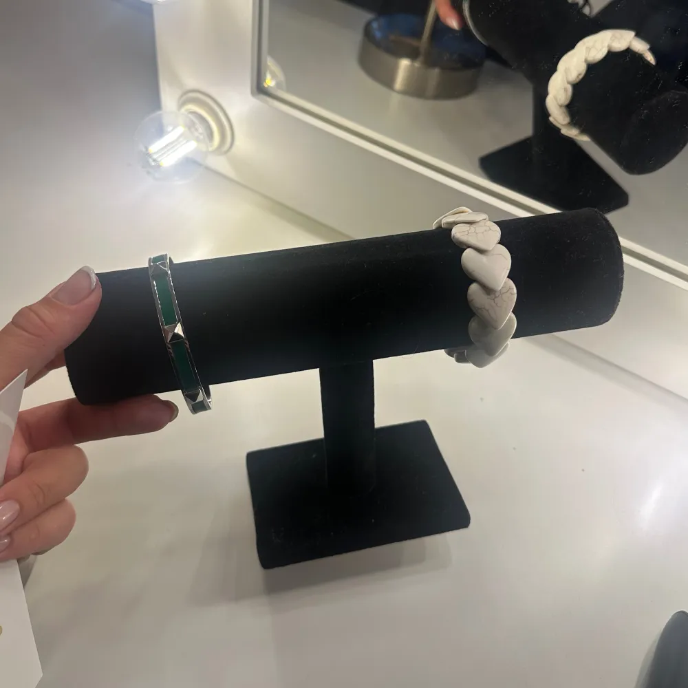 Säljer denna smyckesförvaring eller armbandshållare. Materialet är sammet och den är superfin att ha framme. Praktiskt för att sortera smycken. Ny skick!. Accessoarer.