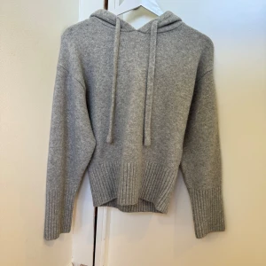 Stickad hoodie - Använd få gånger och är som ny.