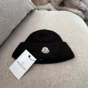 Moncler mössa  - 8/10 i skick äkta moncler dma mig om frågor