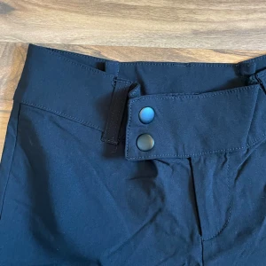 lågmidjade svarta byxor  - snygga lågmidjade byxor som har sytts in i midjan. knappt använd så är i bra skick! storlek s och köpta från h&m. vid fler frågor tveka inte att höra av dig :D