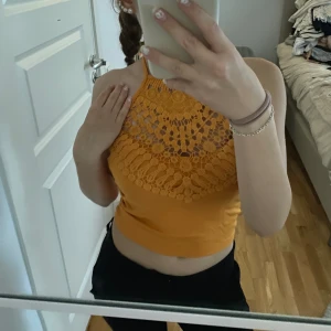 Sommar topp - Använd nåra få gånger, justerbara band. Det är en M men den skulle nog passa S med