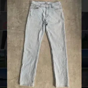 Jag har vuxit ur mina ljus blåa/vita Tommy Hilfiger jeans så säljer därför dem. Bara att fråga om du undrar något. Köpte dem nya för runt 1 900kr