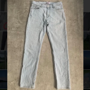 Tommy Hilfiger jeans - Jag har vuxit ur mina ljus blåa/vita Tommy Hilfiger jeans så säljer därför dem. Bara att fråga om du undrar något. Köpte dem nya för runt 1 900kr