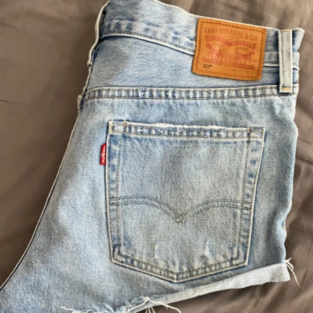 Säljer mina nya fina Levis shorts då dom tyvärr är för små för mig, köpta på plick för 450 kr, använda 2 gånger så som helt nya! Bara att skirva vid funderingar!🩷🩷. Shorts.