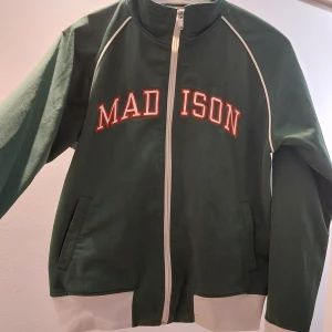 Madison kofta - Säljer denna vitage madison kofta då den inte kommer till användning längre bra skick❤️