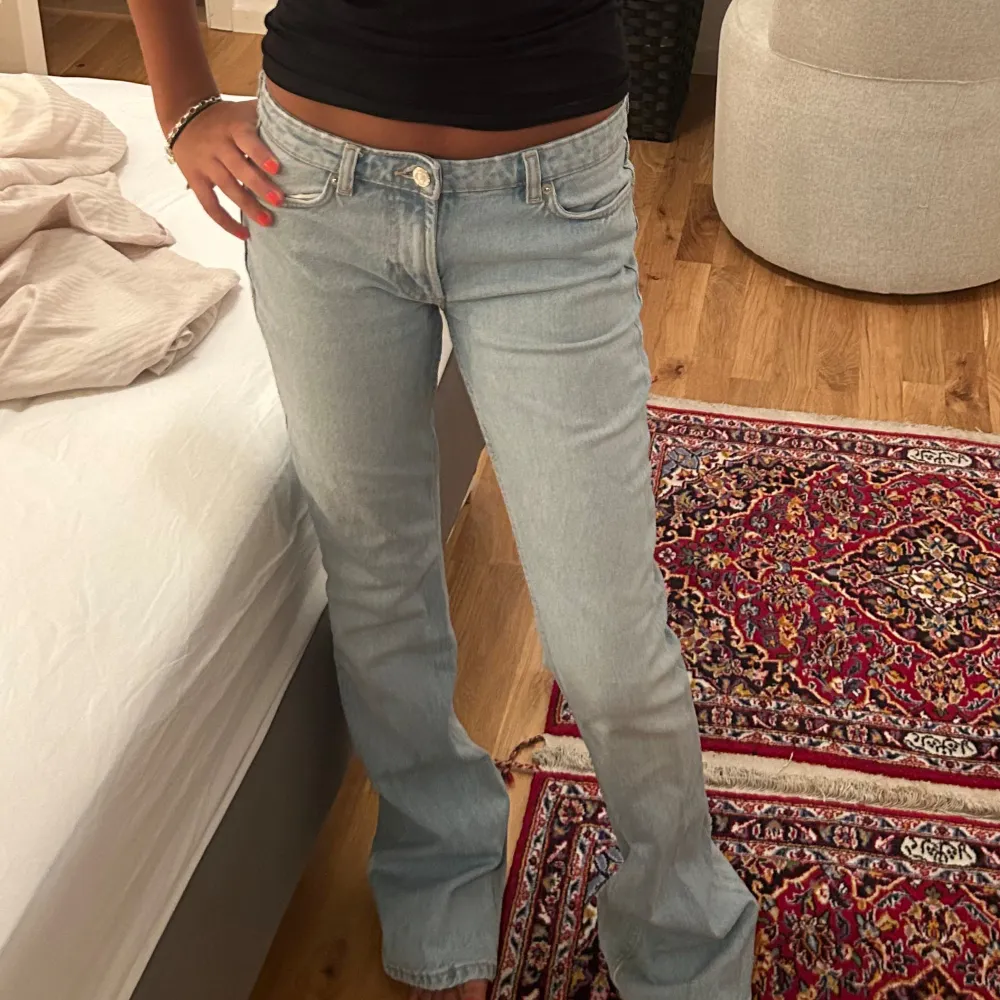 Världens snyggaste zara jeans i storlek 34. Gott skick men lite defekter längst ner på byxorna. Annars är de i helt perfekt Form. Bootcut.. Jeans & Byxor.