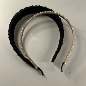 Diadem❤️ - Säljer dessa två diadem då dom inte kommer till användning ❤️ De är i fint skick ❤️ Säljer de vita för 25 kr och det svarta för 45 kr eller köp båda för 60 kr❤️ Skriv vid fler bilder eller frågor ❤️