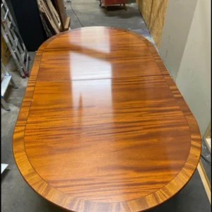 Stort matsalsbord  - Stort matsalsbord i trä. Jättefint! Mått: 