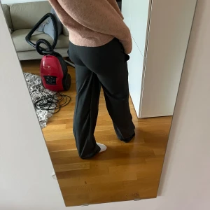 Lågmidjade grå kostymbyxor  - Supersnygga lågmidjade kostymbyxor perfekt till hösten