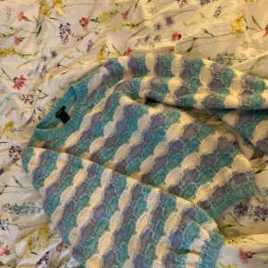 Mönstrad stickad tröja från Lindex - Säljer en superfin stickad tröja från Lindex i storlek s. Tröjan har ett unikt mönster i blå, vit och lila färg. Den är perfekt för höst och vinter med sina långa ärmar och mysiga material men passar även sen-sommarkvällar. Passar både till vardags och lite finare tillfällen. 🧡