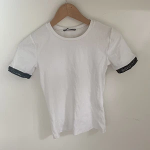 Zara t-shirt💓 - Säljer en zara t-shirt som jag köpte förra året och har använts 1 gång. Den är som ny i skick med inga defekter. Den är i storlek S💓