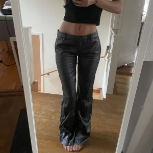 Bootcut lowwaist kostymbyxor - jättecoola Bootcut kostymbyxor/partybyxor från WERA i strlk 34💘De säljs inte längre i affär utan köpte vintage för ca 1000 kr. De har fickor och en liten defekt som visas på sista bilden💞