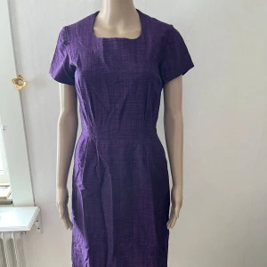 Retro vintage rockabilly 40-tal 50-tal 60-tal underkjol fodral klänning - 2 små hål har jag hittat, se bild. I övrigt inget att anmärka på.