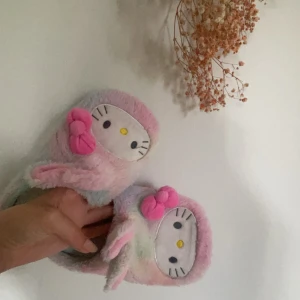 Hello Kitty tofflor - Söta hello Kitty tofflor som jag fick i present men som inte längre kommer till användning 🤍 köpta från kawaii.se: Originalpriset låg på ca 200-300kr